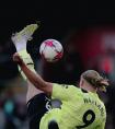 英超：曼城1-0力克南安普顿，哈兰德倒地破门制胜